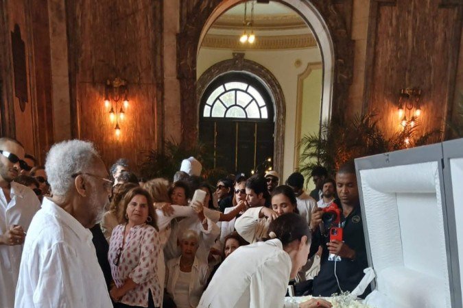 Flora e Gilberto Gil no velório de Preta Gil 