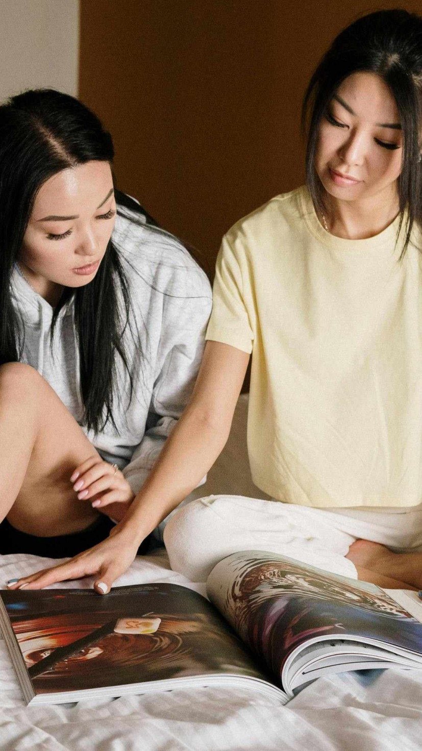 Participantes do estudo apresentaram atividade cerebral sincronizada ao assistir anúncios com amigos, evidenciando o impacto dos laços afetivos nas decisões de consumo -  (crédito: Pexels)