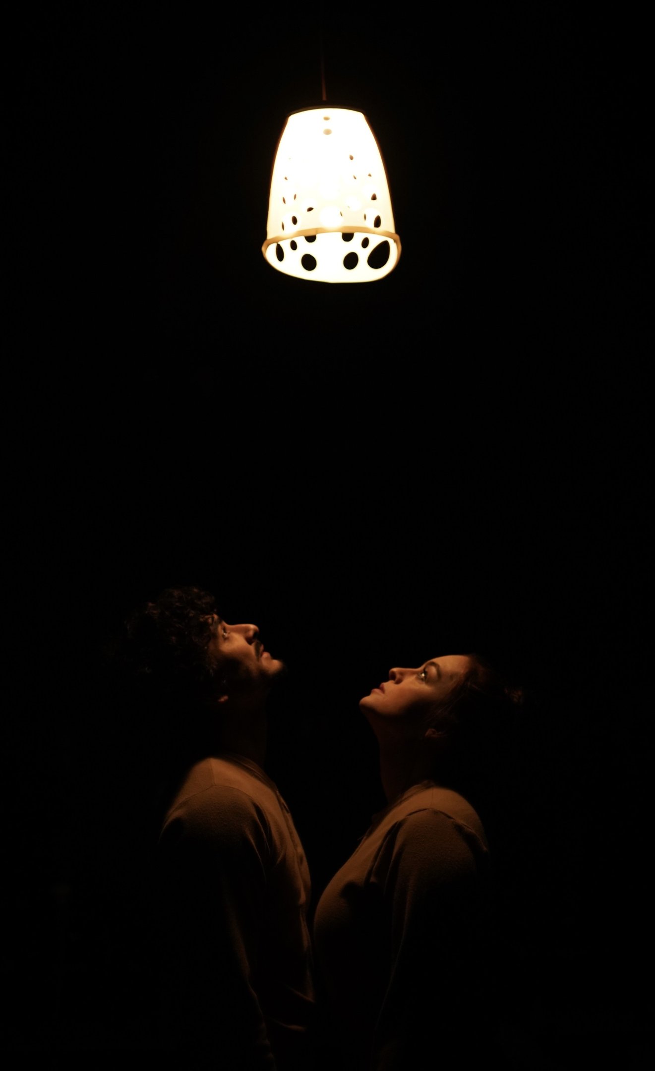 Os atores Luanna Rocha e Hugo Carvalho retornam a Brasília com o espetáculo [Im]penetrável              