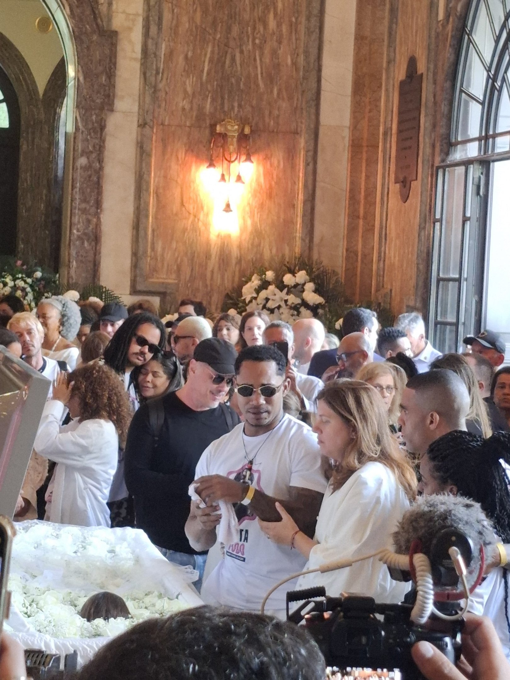 Guilherme Fontes no velório de Preta Gil