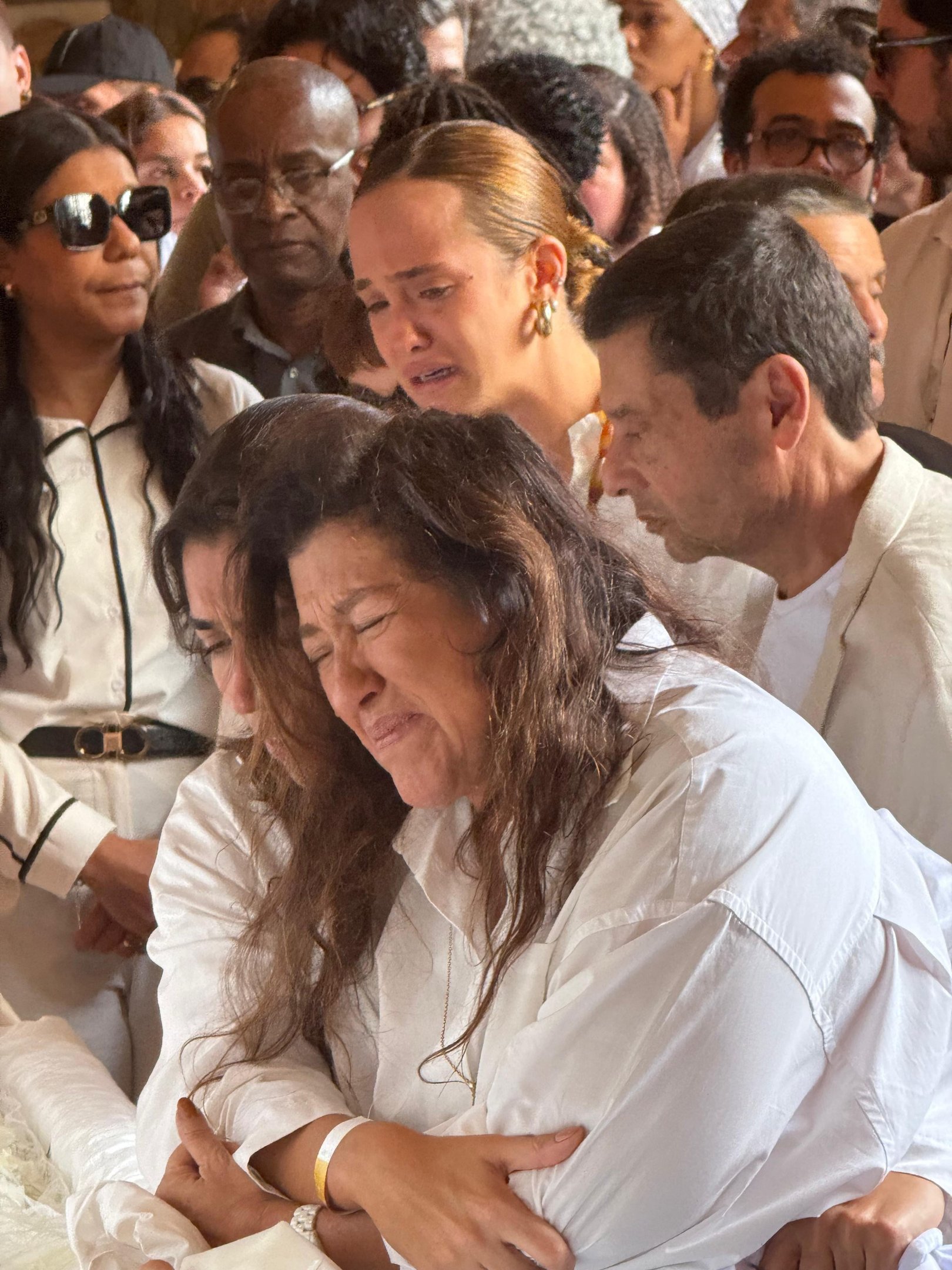 Regina Casé com a filha Benedita no velório de Preta Gil