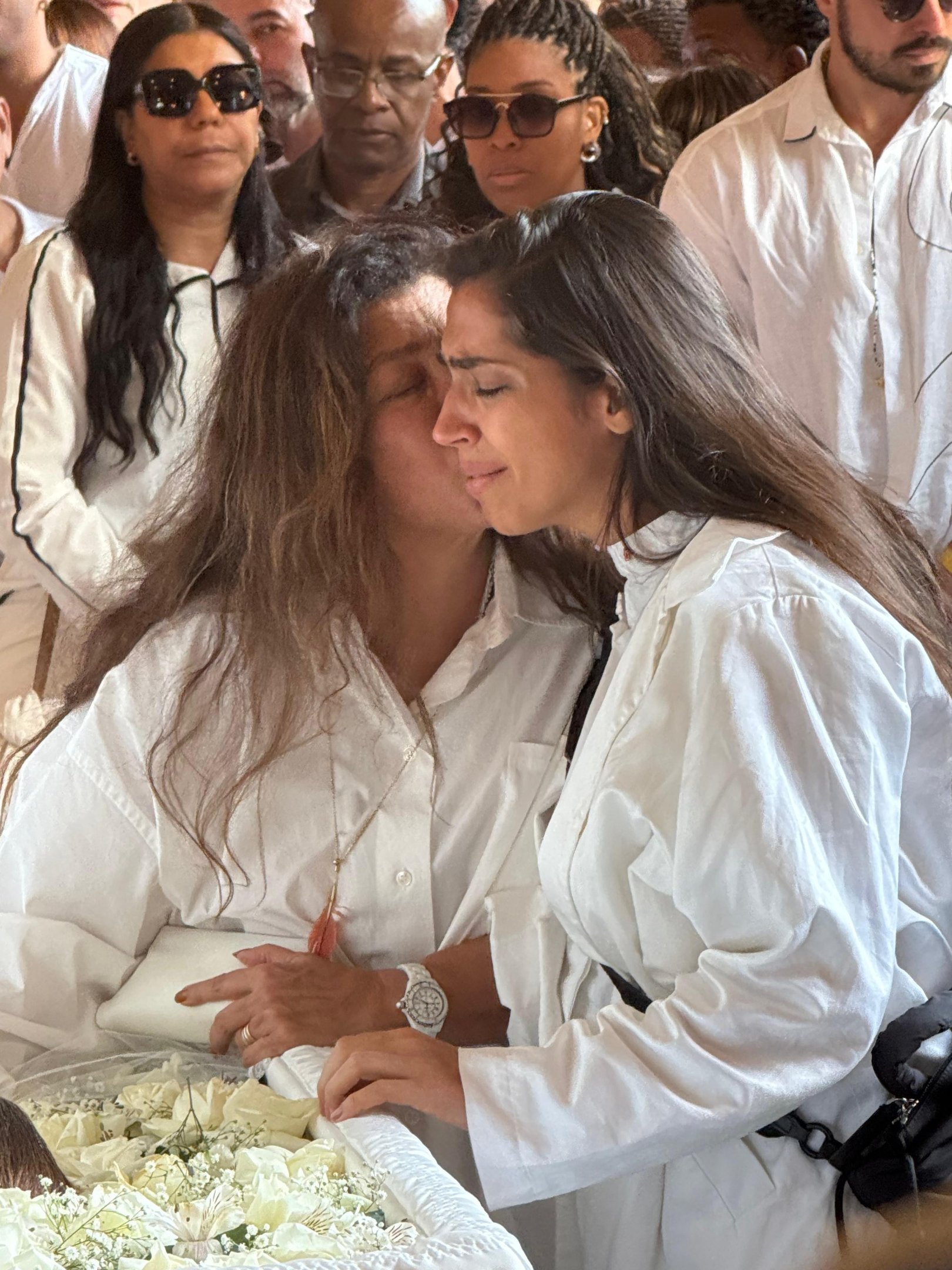 Regina Casé com a filha Benedita no velório de Preta Gil