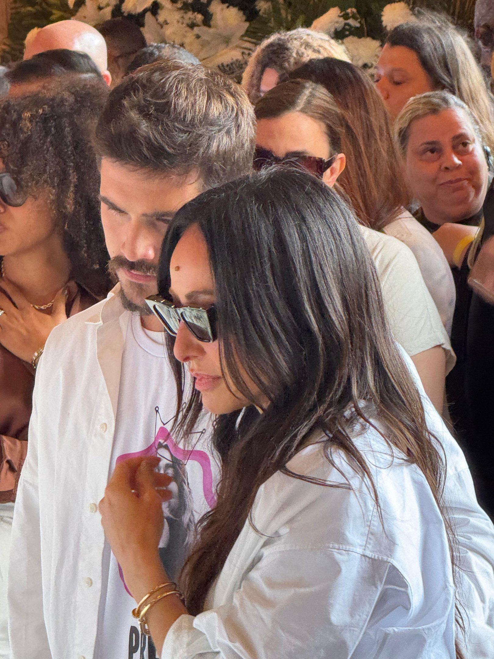 Sabrina Sato e Nicolas Prattes no velório de Preta Gil