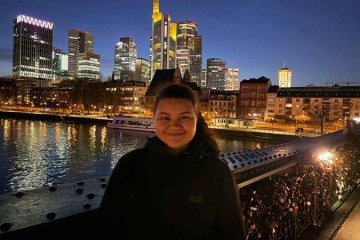 Registro de Alice em Frankfurt (Alemanha), participando de um programa de bolsa de aperfeiçoamento profissional -  (crédito: Arquivo Pessoal)