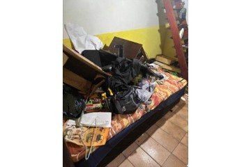 O homem destruiu vários objetos da casa -  (crédito: Divulgação/PMDF)