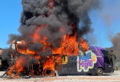 Ônibus da banda Djavu em chamas às margens da MGC-120; ninguém ficou ferido, mas o veículo foi destruído -  (crédito: Corpo de Bombeiros/Divulgação)