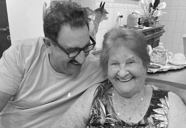 Morre Maria Talarico Massa, mãe do apresentador Ratinho, aos 88 anos