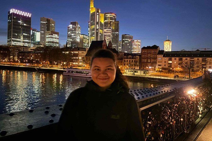 Registro de Alice em Frankfurt (Alemanha), participando de um programa de bolsa de aperfeiçoamento profissional - (crédito: Arquivo Pessoal) Registro de Alice em Frankfurt (Alemanha), participando de um programa de bolsa de aperfeiçoamento profissional - (crédito: Arquivo Pessoal)