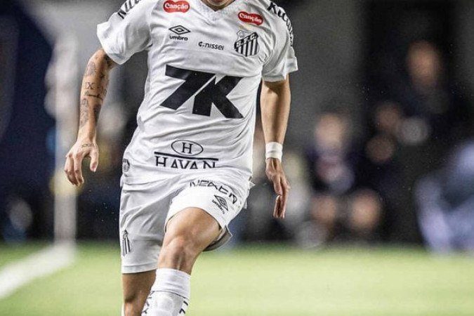 BARREAL - Aparece mais que seu companheiro de ataque, porém careceu de uma aproximação maior com os jogadores do sistema ofensivo. NOTA: 5,5. NOTA: Raul Baretta/Santos FC