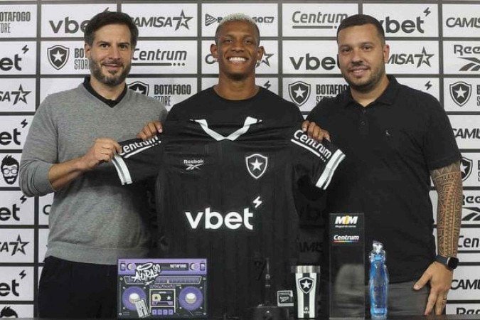 Danilo recebe a nova camisa 2 do Botafogo de Léo Coelho e Alessandro Brito - (crédito: Foto: Vitor Silva/Botafogo) Danilo recebe a nova camisa 2 do Botafogo de Léo Coelho e Alessandro Brito - (crédito: Foto: Vitor Silva/Botafogo)
