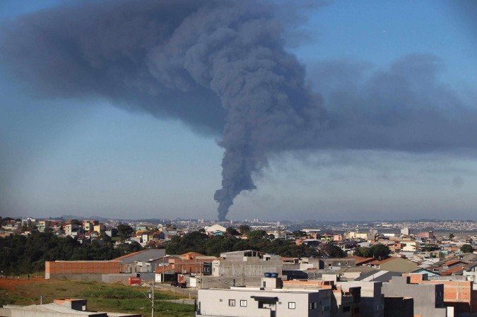 Um incêndio atingiu uma fábrica de vasilhames plásticos na tarde deste sábado (26), em Guarulhos - (crédito: WILLIAN MOREIRA/ATO PRESS/ESTADÃO CONTEÚDO) Um incêndio atingiu uma fábrica de vasilhames plásticos na tarde deste sábado (26), em Guarulhos - (crédito: WILLIAN MOREIRA/ATO PRESS/ESTADÃO CONTEÚDO)