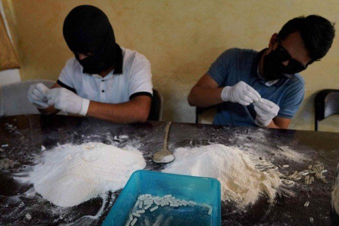 Operações policiais realizadas nos últimos anos encontraram cidadãos mexicanos trabalhando em laboratórios de droga na Europa - (crédito: Getty Images) Operações policiais realizadas nos últimos anos encontraram cidadãos mexicanos trabalhando em laboratórios de droga na Europa - (crédito: Getty Images)
