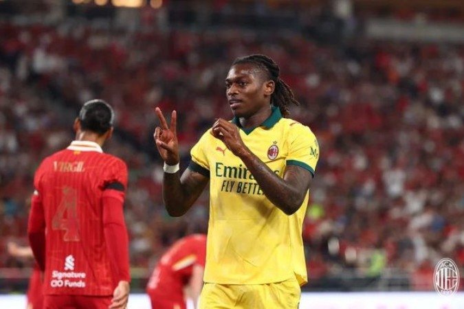 Rafael Leão presta homenagem a Diogo Jota ao marcar o gol do Milan no amistoso com o Liverpool - (crédito: Divulgação/AC Milan) Rafael Leão presta homenagem a Diogo Jota ao marcar o gol do Milan no amistoso com o Liverpool - (crédito: Divulgação/AC Milan)
