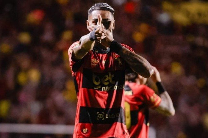 SPORT - Lucas Lima teve uma boa atuação e carimbou a rede de Brazão. Por outro lado, o sistema defensivo deu espaços excessivos para o adversário e cedeu o empate. Foto: Reprodução/X