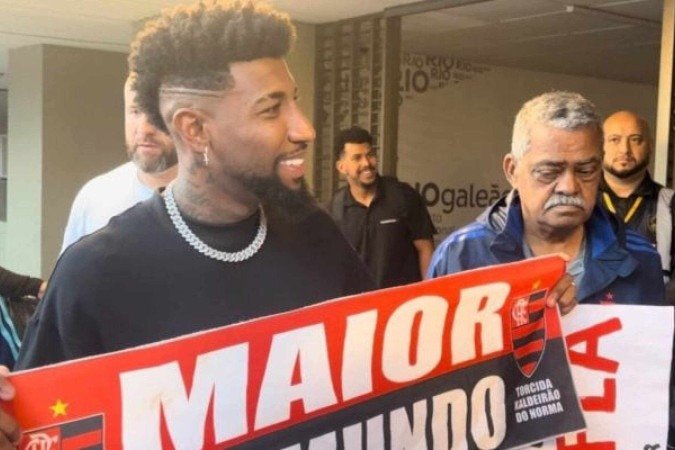 Emerson Royal foi recepcionado por torcedores no Galeão -  (crédito: Foto: Reprodução / Rodrigo Lima / Coluna do Fla)