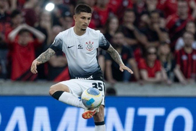 LEO MANÁ – Muito nervoso e impreciso no posicionamento. Falhou no gol do Botafogo no primeiro tempo ao não se antecipar para cortar a bola que Nathan ajeitou para Arthur Cabral marcar. Saiu no intervalo, dando vaga a Matheuzinho. NOTA 4,0 – Foto: Rodrigo Coca