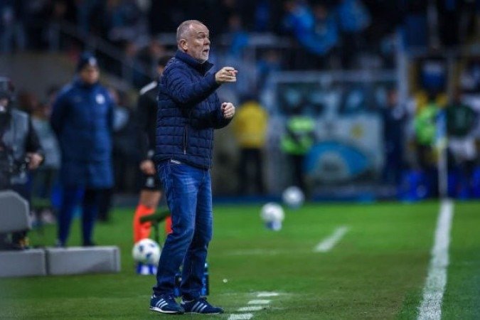 TÉCNICO: MANO MENEZES - Montou bem o time gremista, que fez um bom primeiro tempo. Porém, na etapa final, embora o time tenha equilibrado o jogo, não teve uma chance real sequer na etapa final. Mas o seu jogo foi razoável. NOTA 6,0. Foto: Lucal Uebel/Grêmio