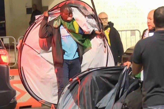 Lopes e Chrisóstomo (à direita, parcialmente encoberto) deixaram a praça logo que souberam que seriam presos se descumprissem a ordem do ministro - (crédito: Reprodução de vídeo) Lopes e Chrisóstomo (à direita, parcialmente encoberto) deixaram a praça logo que souberam que seriam presos se descumprissem a ordem do ministro - (crédito: Reprodução de vídeo)