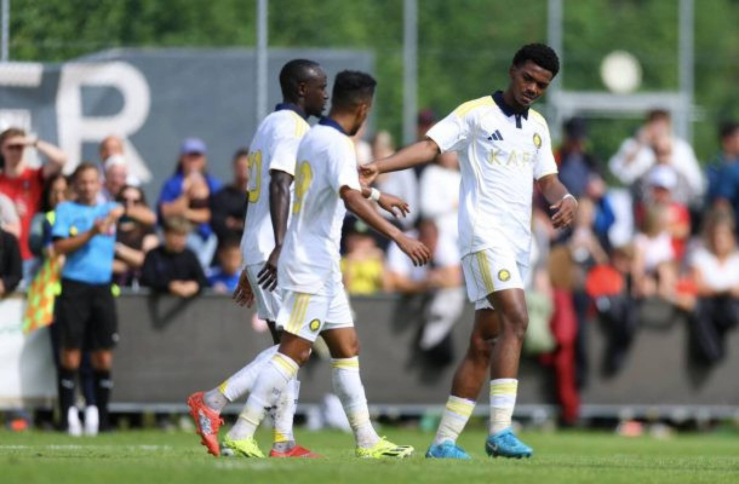 Vídeo: sem contar com CR7, Jesus estreia com goleada no comando do Al Nassr