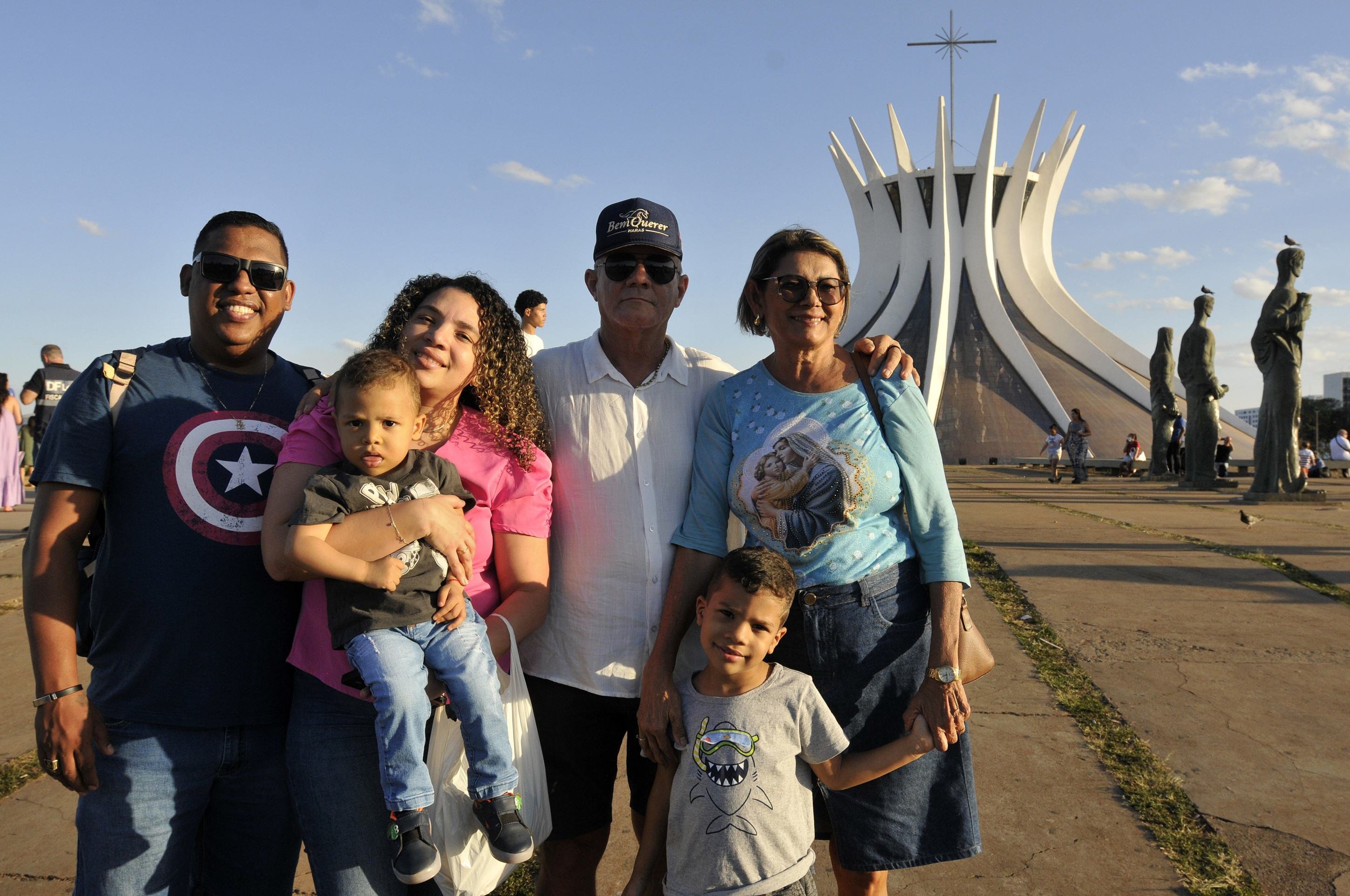 Ana Gonçalves (blusa azul) veio do Piauí visitar os familiares