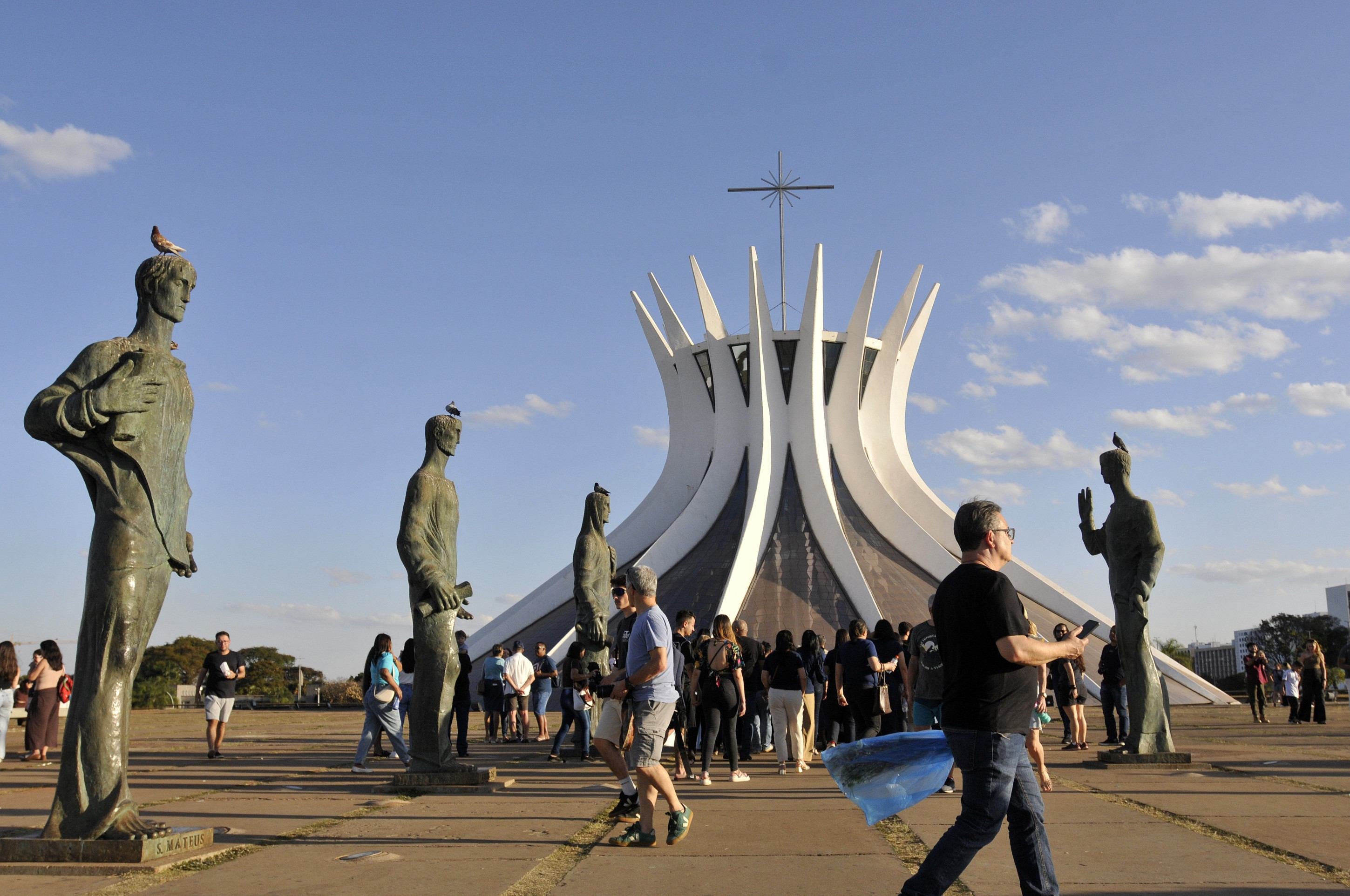  26/07/2025. Crédito: Minervino Júnior/CB/D.A Press. Brasil.  Brasilia - DF. Turistas em Brasília visitando a Catedral.