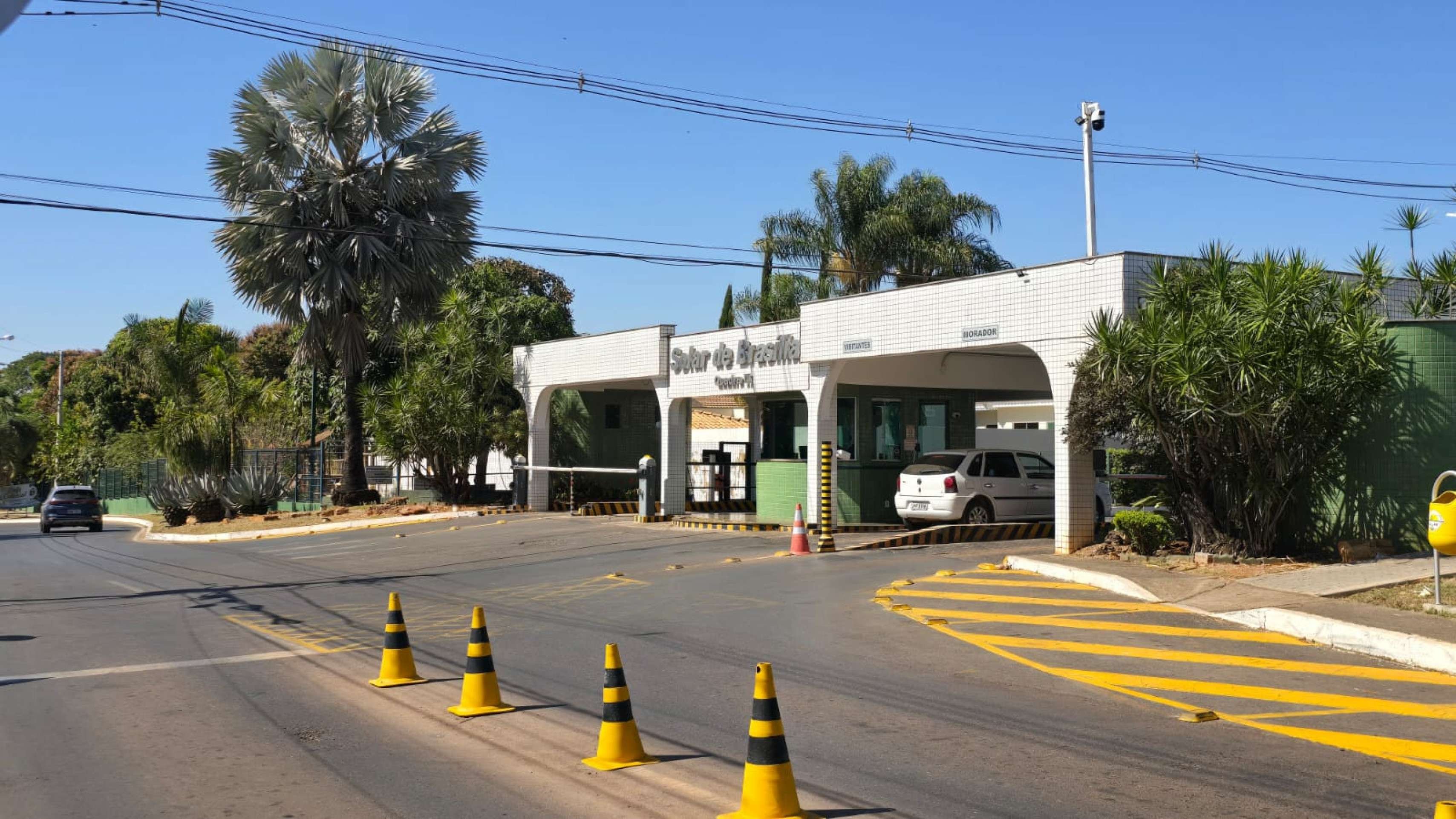 Residência da família Bolsonaro no Jardim Botânico, Brasília, onde a movimentação diminuiu significativamente desde as medidas cautelares do STF.