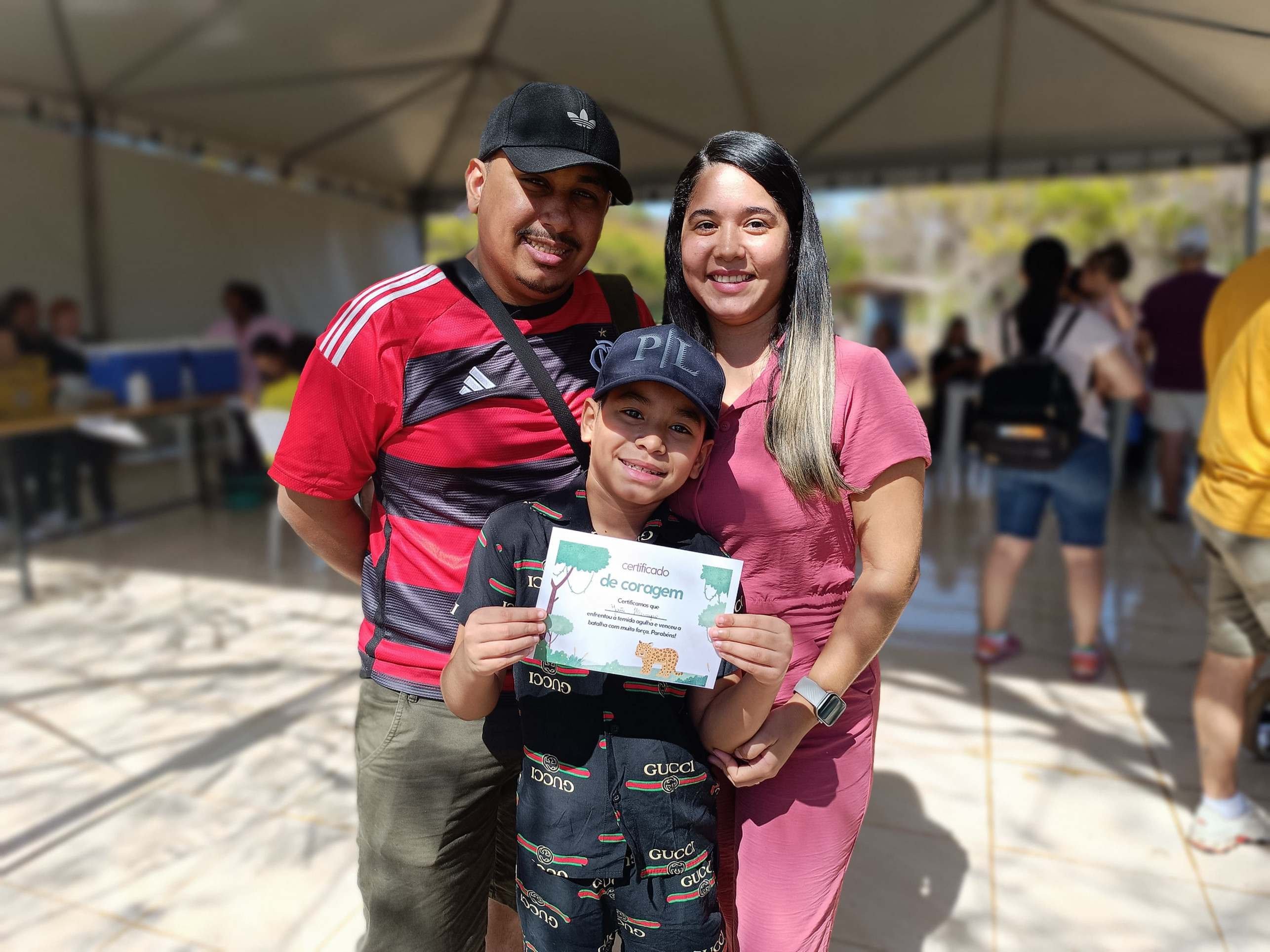 Taila, Gabriela e João Henrique aproveitaram o passeio para atualizar a caderneta de vacinação