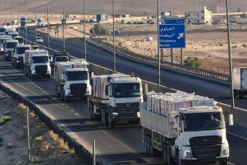 Caminhões em fila aguardam permissão para ingressar no enclave     