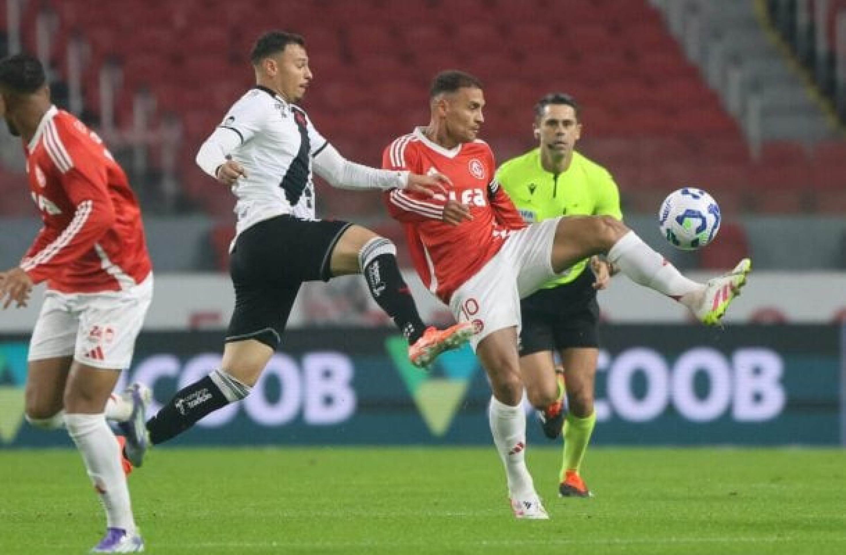 Vasco critica arbitragem e pede afastamento de juiz após empate com o Inter