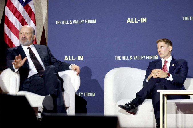 Lutnick (E) afirmou que Trump está sempre disposto a ouvir. Mas se será convencido pelos argumentos contrários, esse é outro problema -  (crédito: Tasos Katopodis/Getty Images/AFP)