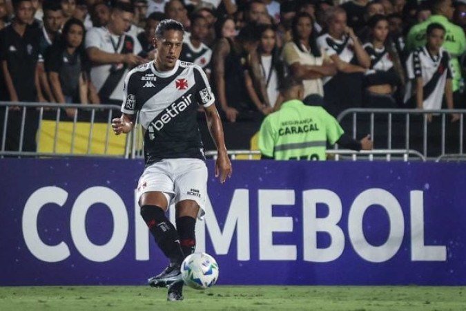 MAURÍCIO LEMOS - Voltou ao time titular na vaga de João Victor, suspenso, e teve uma boa atuação. Sua melhor participação foi salvando uma bola em cima da linha, no início do segundo tempo. NOTA 7,5 - Foto: Dikran Sahagian/Vasco