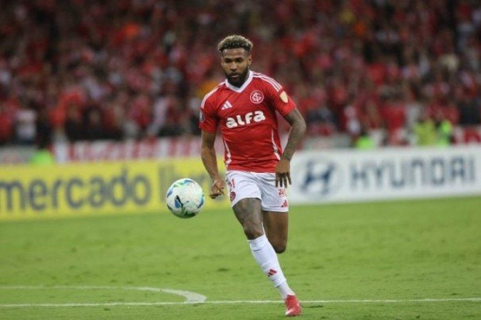 WESLEY - Também cometeu erros que comprometeram o time no primeiro tempo. Ficou preso na boa marcação de Piton e tomou decisões equivocadas tentando resolver sozinho quando havia jogadores disponíveis para o passe.  Na etapa final, estava sem fibra e foi substituído por Raykkonen aos 28'  - NOTA 4,5 - Foto:  Ricardo Duarte/Internacional