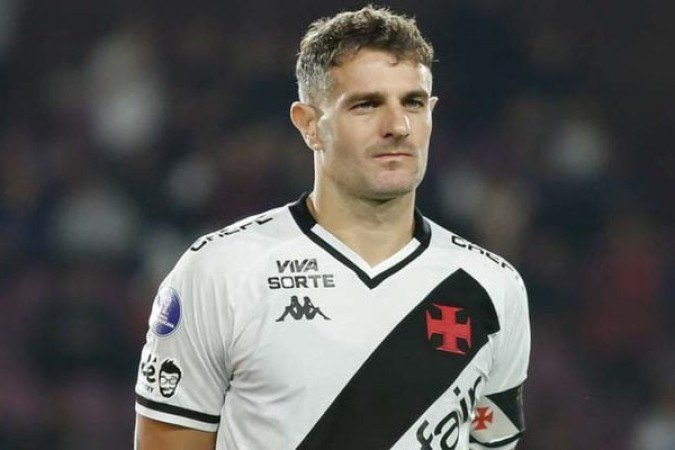 VEGETTI - Mais uma partida ruim do artilheiro do Vasco. Errou as oportunidades que teve e foi fominha. Além disso, estava em posição de impedimento em um gol anulado que ele mesmo fez. No momento do gol do Inter, ainda teve o azar de ajeitar a bola para o Carbonero finalizar de primeira e confirmar o empate. Se salvou na entrega de sempre. NOTA 4,0 - Foto: Matheus Lima/Vasco