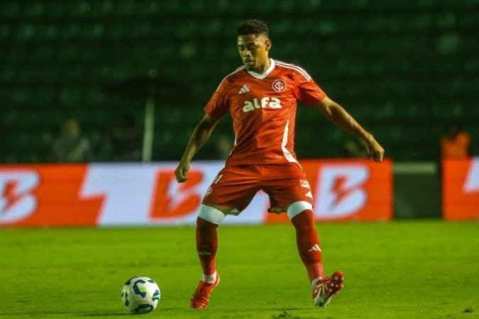 VICTOR GABRIEL - Soube anular os atacantes do Vasco que caíram pelo seu setor. Discreto e eficaz.  - NOTA 6,0 - Foto: Ricardo Duarte/Internacional
