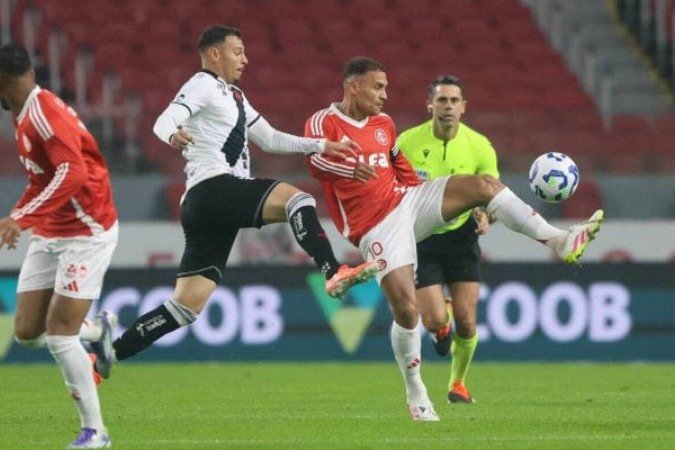 Jogadores de Vasco e Internacional em disputa de bola no Beira-Rio, pela 17ª rodada do Brasileirão - (crédito: Foto: Ricardo Duarte / Internacional) Jogadores de Vasco e Internacional em disputa de bola no Beira-Rio, pela 17ª rodada do Brasileirão - (crédito: Foto: Ricardo Duarte / Internacional)