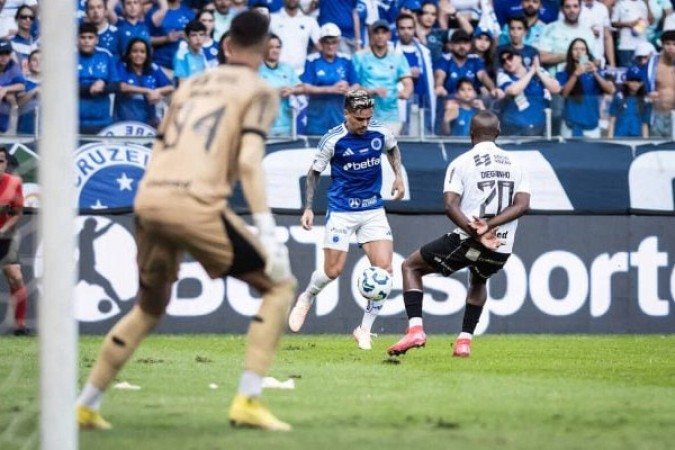 FAGNER – Neste revezamento que faz com William, começou desta vez como titular. Mas não fez um bom primeiro tempo, aparecendo pouco no apoio e com erros na marcação. Apareceu mais no apoio no segundo tempo, mas deu espaços nas costas. Foi assim que saiu o segundo gol do Ceará. NOTA 4,5. Foto: Gustavo Aleixo/Cruzeiro