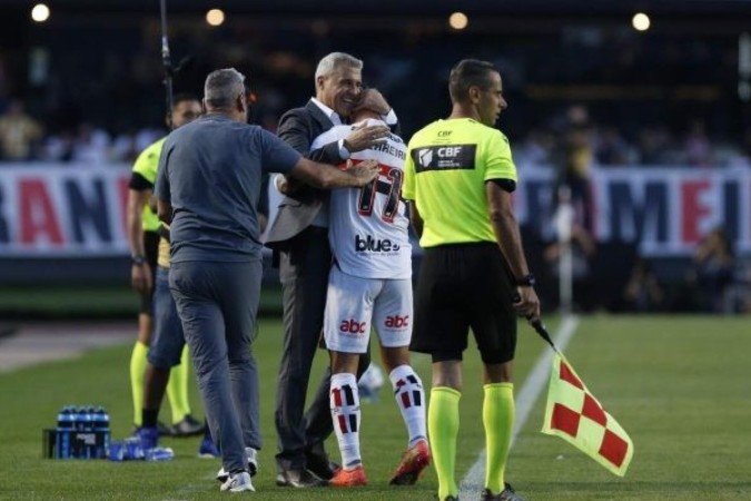 Hernán Crespo feliz com a série de bons resultados que colocam o São Paulo na parte de cima da tabela. Neste domingo, triunfo sobre o Fluminense - Foto: Reprodução Youtube - (crédito: Foto: Reprodução Youtube) Hernán Crespo feliz com a série de bons resultados que colocam o São Paulo na parte de cima da tabela. Neste domingo, triunfo sobre o Fluminense - Foto: Reprodução Youtube - (crédito: Foto: Reprodução Youtube)