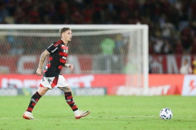VARELA - Mais um bom jogo, conseguindo diminuir o seu setor na defesa e aparecer (um pouco menos do que o normal) no apoio para trocar passes. E salvou um gol no início do jogo que fez toda a diferença. NOTA 7,5. Foto: Gilvan de Souza