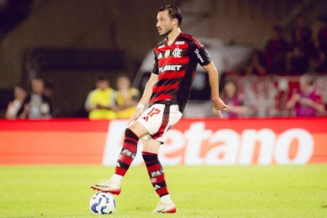 VIÑA - Cometeu erro grave no lance em que deixou Rony em condições de fazer o gol e o atacante do Galo perder. Depois disso, seguro na marcação. Foi um pouco menos incisivo no ataque. Mas isso teve um motivo: para conseguir jogar mais tempo, cadenciou as investidas. Deu certo. Saiu apenas na reta final. Nada mal para quem ficou dez meses fora e está voltando aos poucos.   NOTA 6,5. Foto: Gilvan de Souza