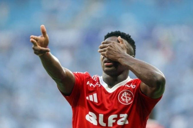 CARBONERO - Com a entrada dele no intervalo no lugar de Gustavo Prado, o jogo dos gaúchos ficou menos concentrado em Alan Patrick, ganhou ritmo e vigor. No segundo tempo, esteve presente em várias jogadas, mandou uma na trave e, já perto do fim do jogo, após a expulsão de Léo Jardim, marcou o gol de empate da partida. O jogo foi outro com ele  - NOTA 7,5 - Foto: Ricardo Duarte / Internacional 