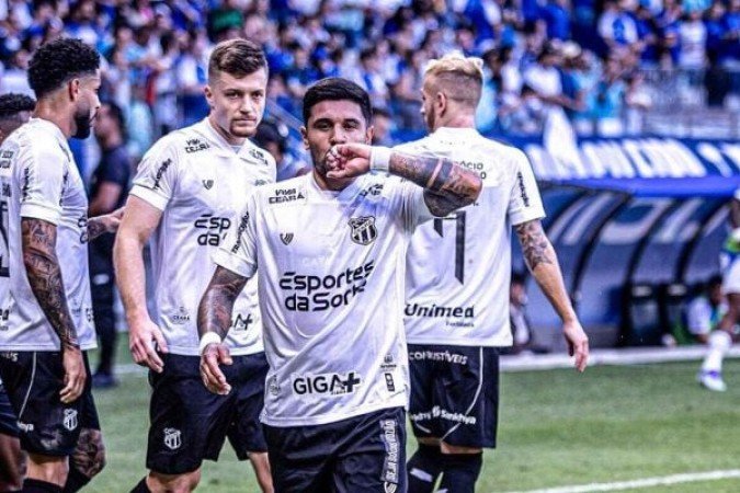 CEARÁ – Para um time que jogava fora do seu estado e nunca tinha vencido como visitante (exceto o clássico cearense com o Fortaleza, que foi o mandante), o Ceará mostrou excelente comportamento tático e eficácia ofensiva. Venceu e mereceu vencer. O time todo foi bem (incluindo o goleiro Bruno Ferreira, que falhou no gol, mas fez uma série de boas defesas). Lourenço, o artilheiro Galeano e a dupla de zaga — Marcos Victor e Willian Machado — foram os destaques. NOTA 7,0.Foto: Felipe Santos / Ceará