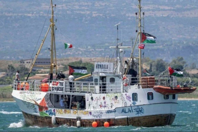 O barco humanitário "Handala" partiu do porto de Gallipoli, no sul da Itália, em 13 de julho, com o objetivo de romper o bloqueio naval israelense à Faixa de Gaza -  (crédito: AFP / GIOVANNI ISOLINO / RFI)