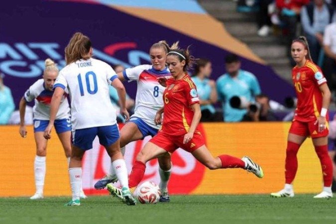 Inlglaterra e Espanha fizeram um jogão na final da Euro feminina. Nos pênaltis, deu Inglaterra -  (crédito: Foto: Arte Jogada10)