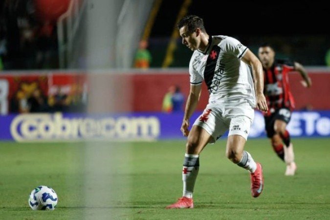 LUCAS PITON - Recuperou o bom futebol, principalmente no primeiro tempo e, além dos grandes cruzamentos, ajudou na marcação. Nos minutos finais da partida, exausto, saiu para a entrada de Victor Luis. NOTA 7,0 - Foto: Matheus Lima/Vasco