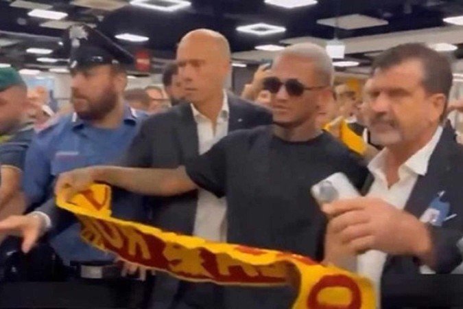 Wesley foi recebido com festa pela torcida da Roma - (crédito: Reprodução de Vídeo) Wesley foi recebido com festa pela torcida da Roma - (crédito: Reprodução de Vídeo)