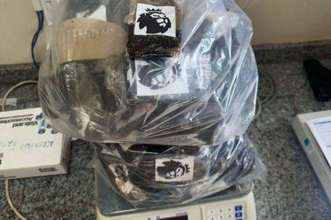 Dupla escondeu centenas de pacotes de 100 gramas com a droga em caixa de areia do carro - (crédito: PF/Divulgação) Dupla escondeu centenas de pacotes de 100 gramas com a droga em caixa de areia do carro - (crédito: PF/Divulgação)