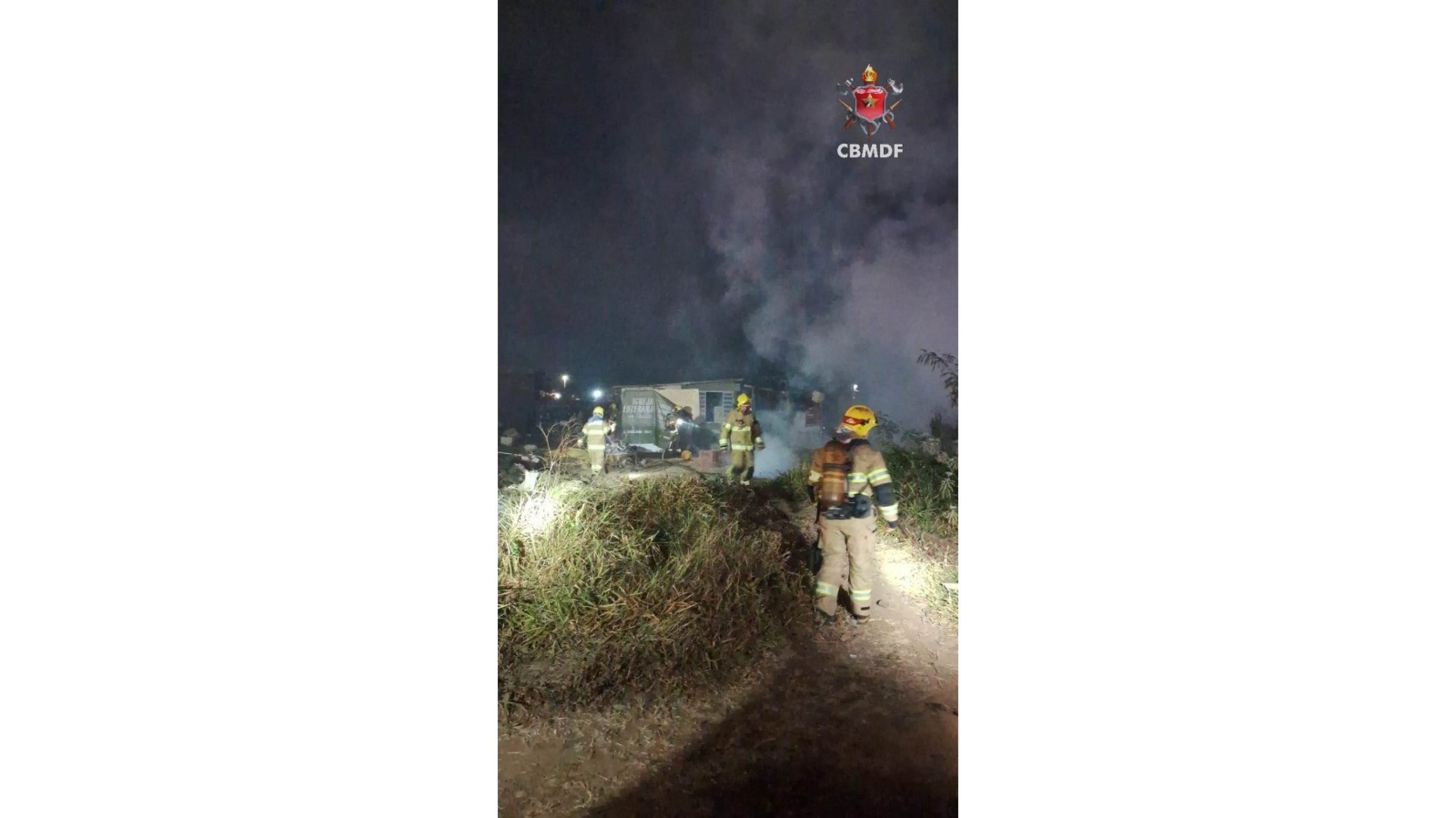 Casa fica completamente destruída após incêndio, em Planaltina