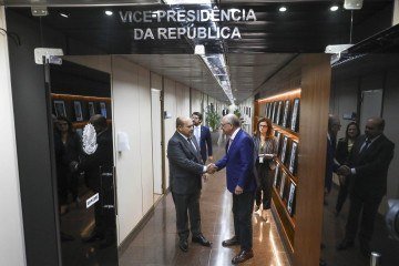 Ibaneis Rocha, esteve com o vice-presidente Geraldo Alckmin para convidá-lo a participar de encontro do Fórum Nacional de Governadores - (crédito: Renato Alves/Agência Brasília) Ibaneis Rocha, esteve com o vice-presidente Geraldo Alckmin para convidá-lo a participar de encontro do Fórum Nacional de Governadores - (crédito: Renato Alves/Agência Brasília)