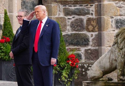 US President Donald Trump (R) and Britain's Prime Minister Keir Starmer (L) arrive at Trump MacLeod House & Lodge Trump on the Trump International Estate in Balmedie, Aberdeenshire, north east Scotland, on July 28, 2025. (Photo by Jane Barlow / POOL / AFP)
- (crédito: AFP) US President Donald Trump (R) and Britain's Prime Minister Keir Starmer (L) arrive at Trump MacLeod House & Lodge Trump on the Trump International Estate in Balmedie, Aberdeenshire, north east Scotland, on July 28, 2025. (Photo by Jane Barlow / POOL / AFP)
- (crédito: AFP)