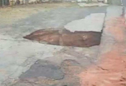 A adutora se rompeu na Rua Bonfim, no centro histórico de Santa Luzia -  (crédito: Reprodução/Redes sociais)